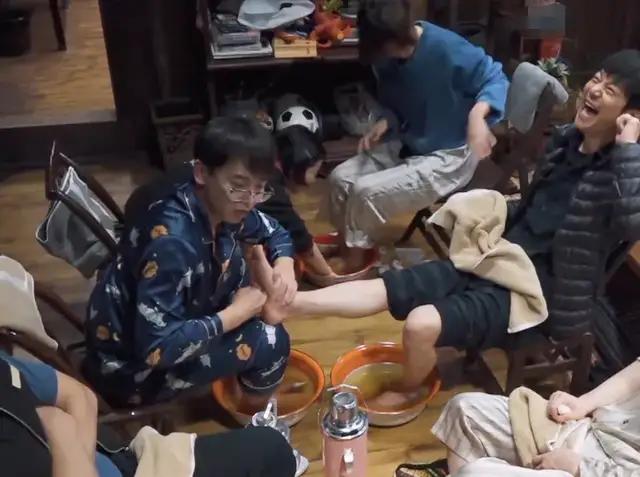 杨紫|《向往5》杨紫参观蘑菇屋，一句话撕开了导演争议言论的遮羞布