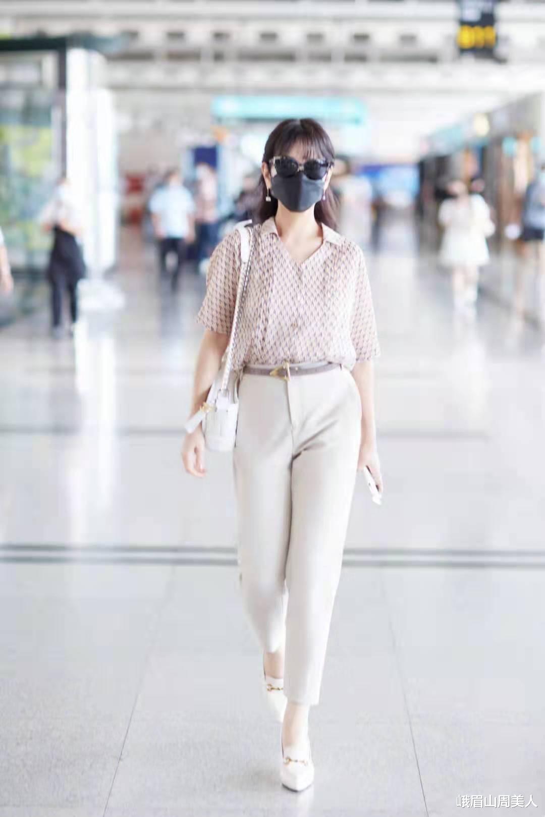 峨眉山周美人|50岁的女人要少穿打底裤，跟着赵雅芝这样穿，优雅又显气质