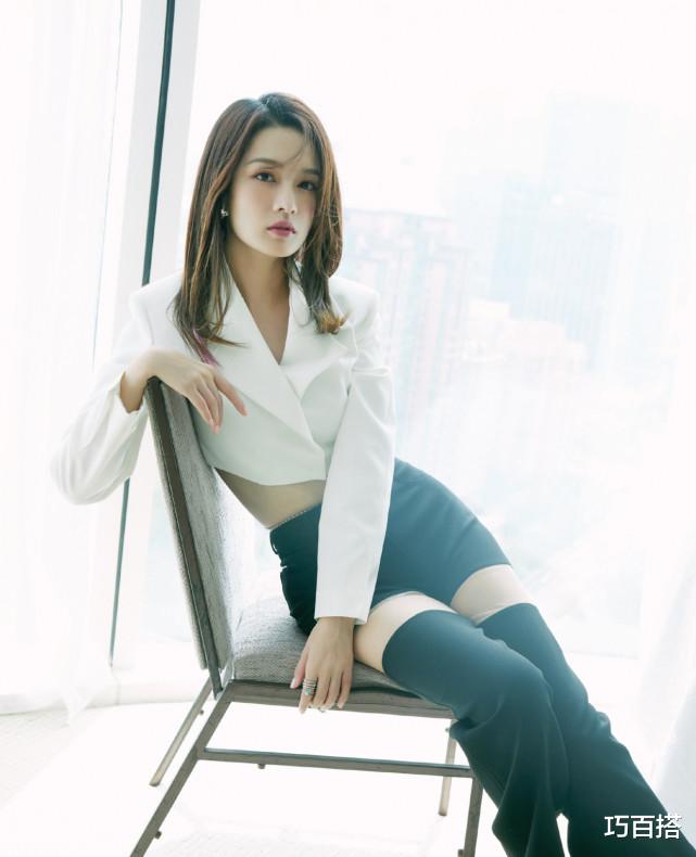 巧百搭|初秋穿格纹衬衫很流行!李沁穿搭精致有气质,意外暴露出好衣品