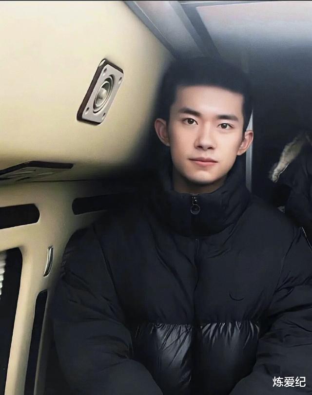炼爱纪 《长津湖》破40亿，吴京档期排到2035，易烊千玺跟着蹭热度？
