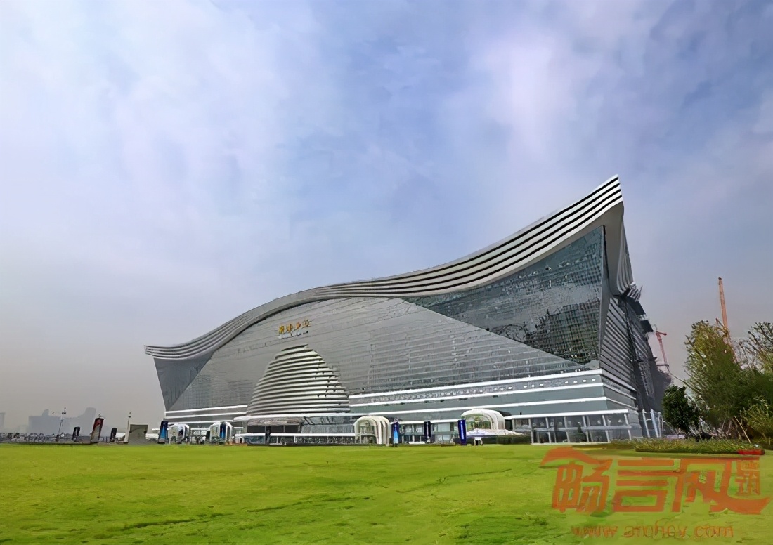 新濟南人小李 110個建筑界的“金酸莓獎”，國家發(fā)改委：嚴(yán)禁建設(shè)“丑陋建筑”