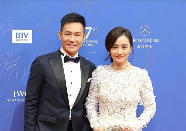 懒美人时尚|陈德容哪怕发福了也依旧自信,一身老气印花裙却穿出了少女感