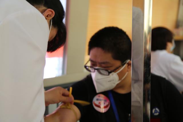 吉林日报 180名代驾司机集体无偿献血