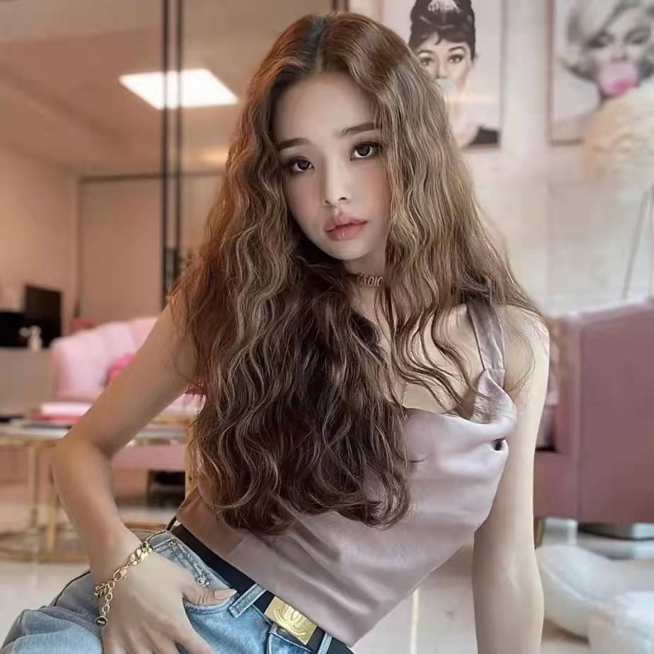 发型 有这三个特征的女人，千万别烫这种全头烫卷发，土气显老还显脸大