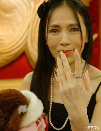 人物集结号|富婆抛弃亲生女儿却意外走红，结婚5次独爱小鲜肉还自曝不堪情史