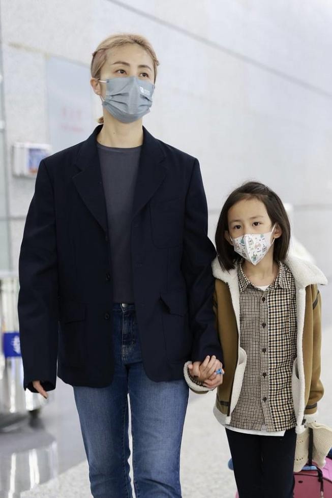 潮流前沿 孙莉携女儿走机场,穿着朴素难掩气质,小女儿眉眼和黄磊一模一样