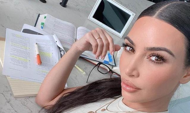 金·卡戴珊|卡戴珊法律考试第4次终于通过！每天苦学10小时，“考过太爽了”