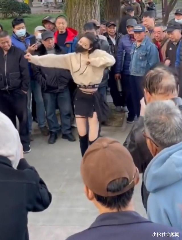 宁波:女子穿短裙在公园搔首弄姿引发热议,一群大爷看得津津有味