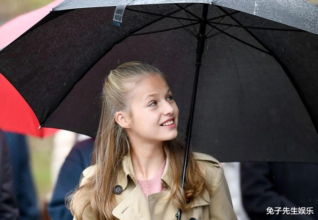 16歲西班牙大公主真尊貴，被記者無情取笑後，國王馬上開除瞭記者-圖2