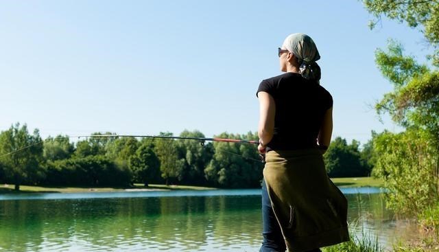 |男女尾随钓友一小时找钓点，结果红尾鱼大爆发，女子直接叫了起来