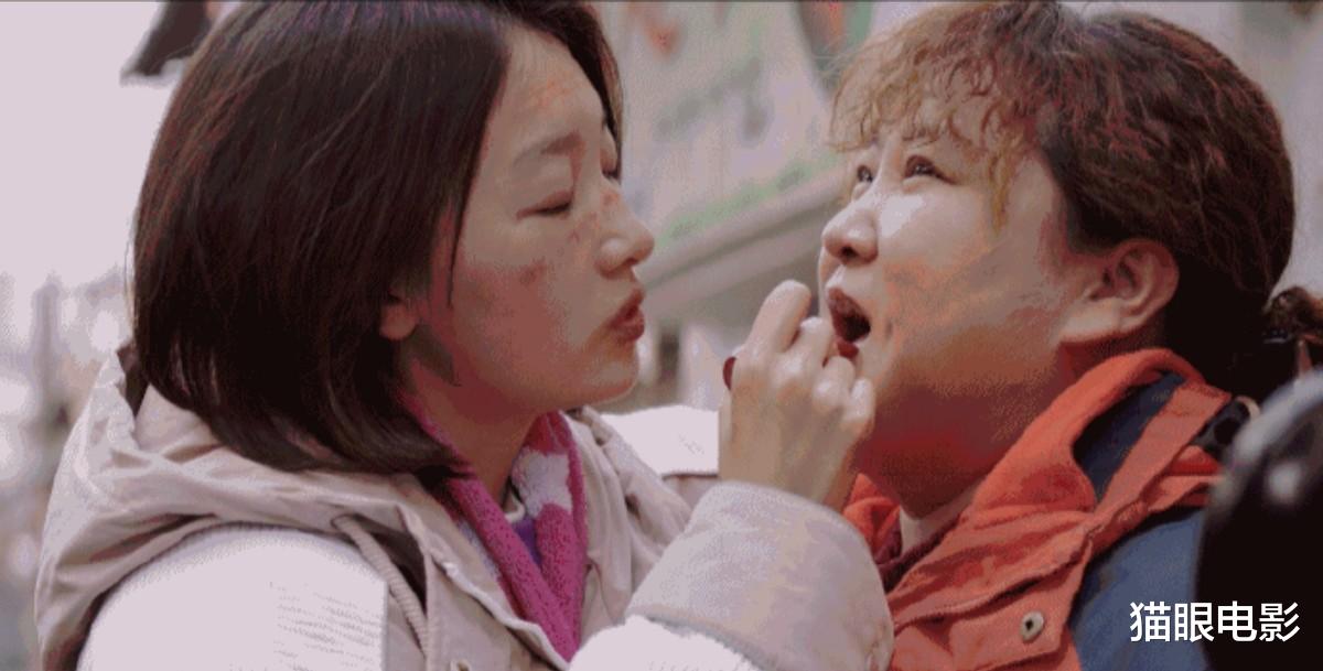 周冬雨|29岁周冬雨长裙造型绝了！穿超短吊带秀身材，小蛮腰格外抢镜