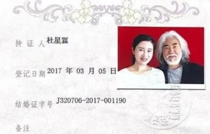 张纪中|69岁张纪中秀恩爱,娇妻穿旗袍开衩到大腿,豪宅内超宽旋梯显奢华