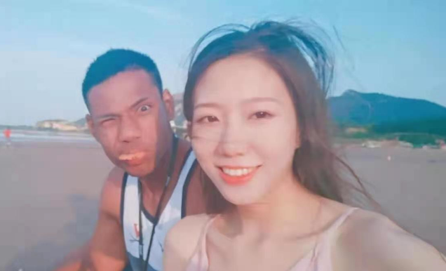 祝铭震|他是CBA榜眼祝铭震，女友身材高挑仍紧致，女友坦言：不讨厌黑色