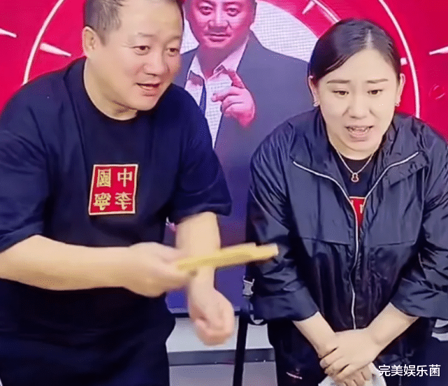 谢广坤|34岁丫蛋复出被嘲，跟谢广坤穿情侣装直播带货，发量稀疏身材臃肿