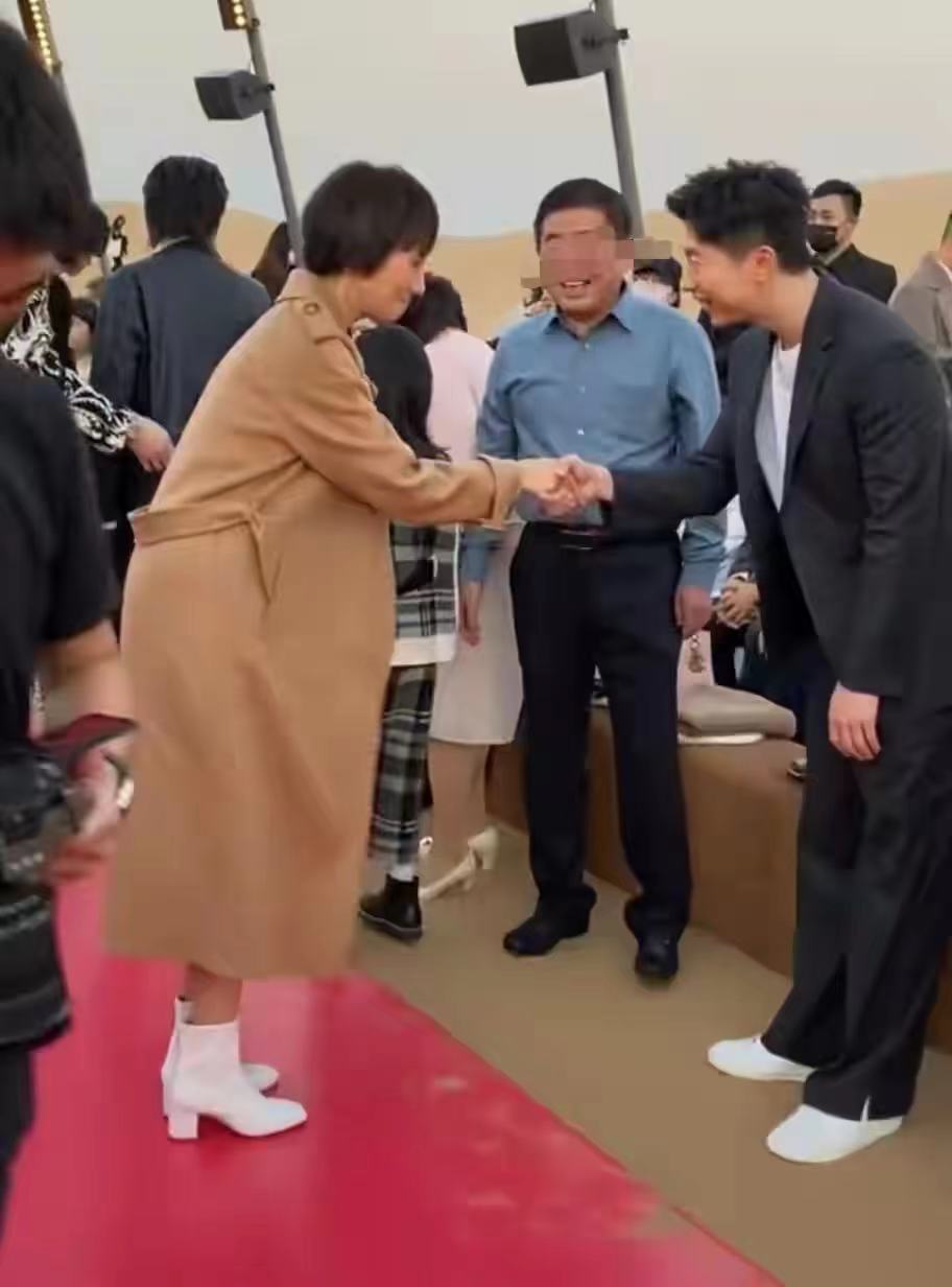 发型 马伊琍留袁泉同款发型！染黄毛留过耳中发像假头套，袁泉近照高级