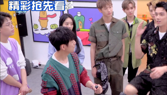 赵丽颖|离婚真实状态，赵丽颖躲在镜头外发呆，眼神忧伤，何炅也不敢打扰