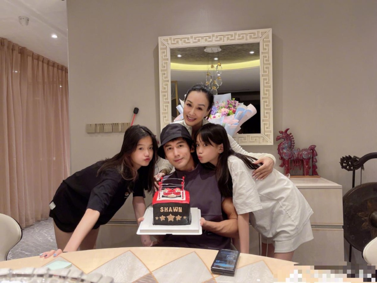 钟丽缇|钟丽缇晒全家福为老公庆生！女儿长腿细又直，老公浑身肌肉太惊艳