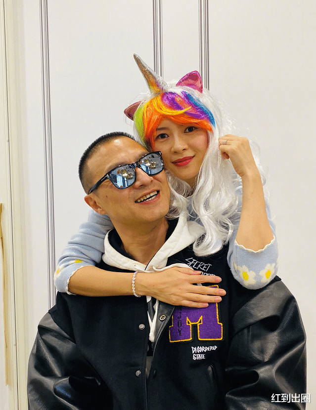 章子怡|汪峰夫妇万圣节邀亲人朋友聚会，章子怡1人带3娃，与老公甜蜜相拥