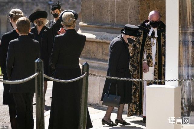 94歲女王孤單現身葬禮，令英國心碎，提包內兩件物品向丈夫表愛意-圖3