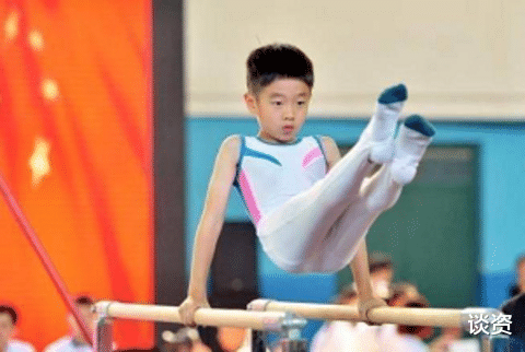 朝鲜驱魔师|杨威儿子杨阳洋打高尔夫，动作标准身高猛蹿，昔日萌娃长成小帅哥