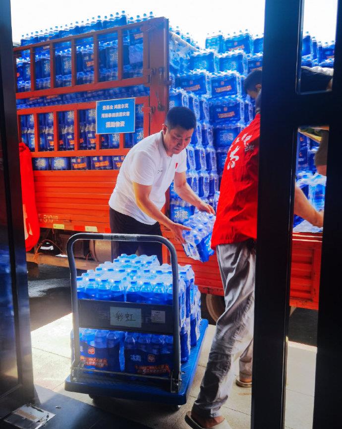  这届网友有点野！逼到鸿星尔克主播当场卖唱，没货卖就上架老板