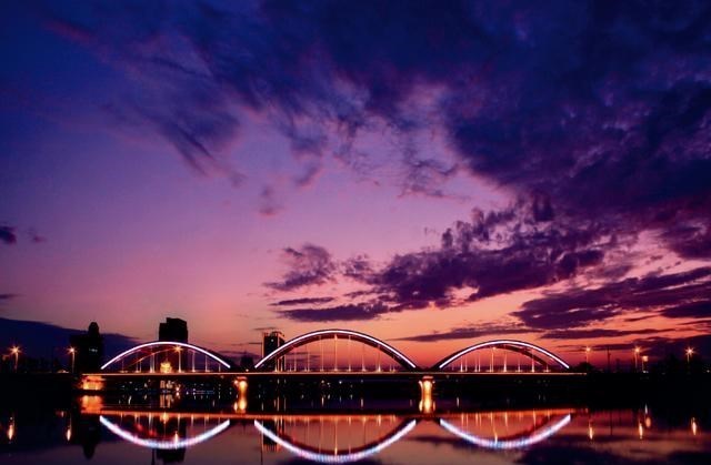 老猫讲戏 山东有座水一样质感的城市，蓝天碧水、生意盎然，郁郁葱葱！