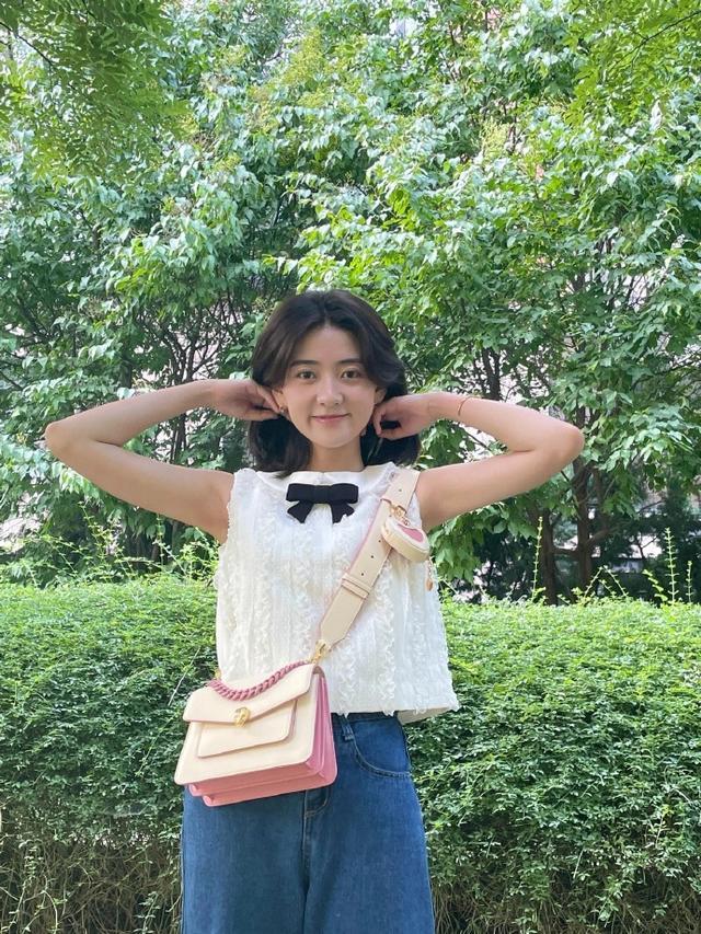 旗袍公馆|分手后的梁洁更少女了，穿短上衣配牛仔裤出门，生图下仍嫩出水来