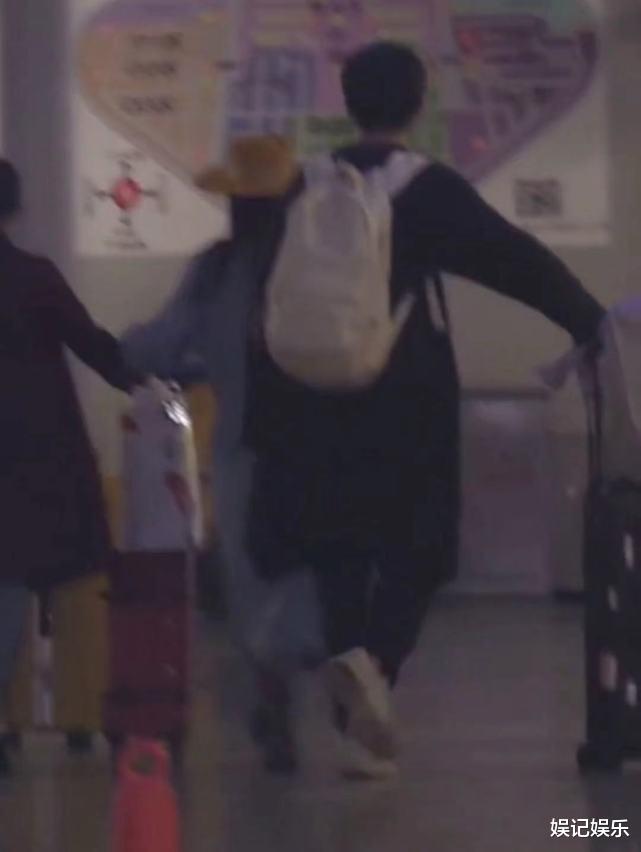 吴倩|吴倩孕照疑曝光，跟老公张雨剑去接亲妈，挺孕肚还要拉行李箱