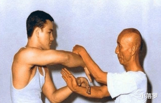 杨幂|25张罕见照：给刘亦菲打伞的杨幂，吸烟的曹操，泳池里的邓丽君