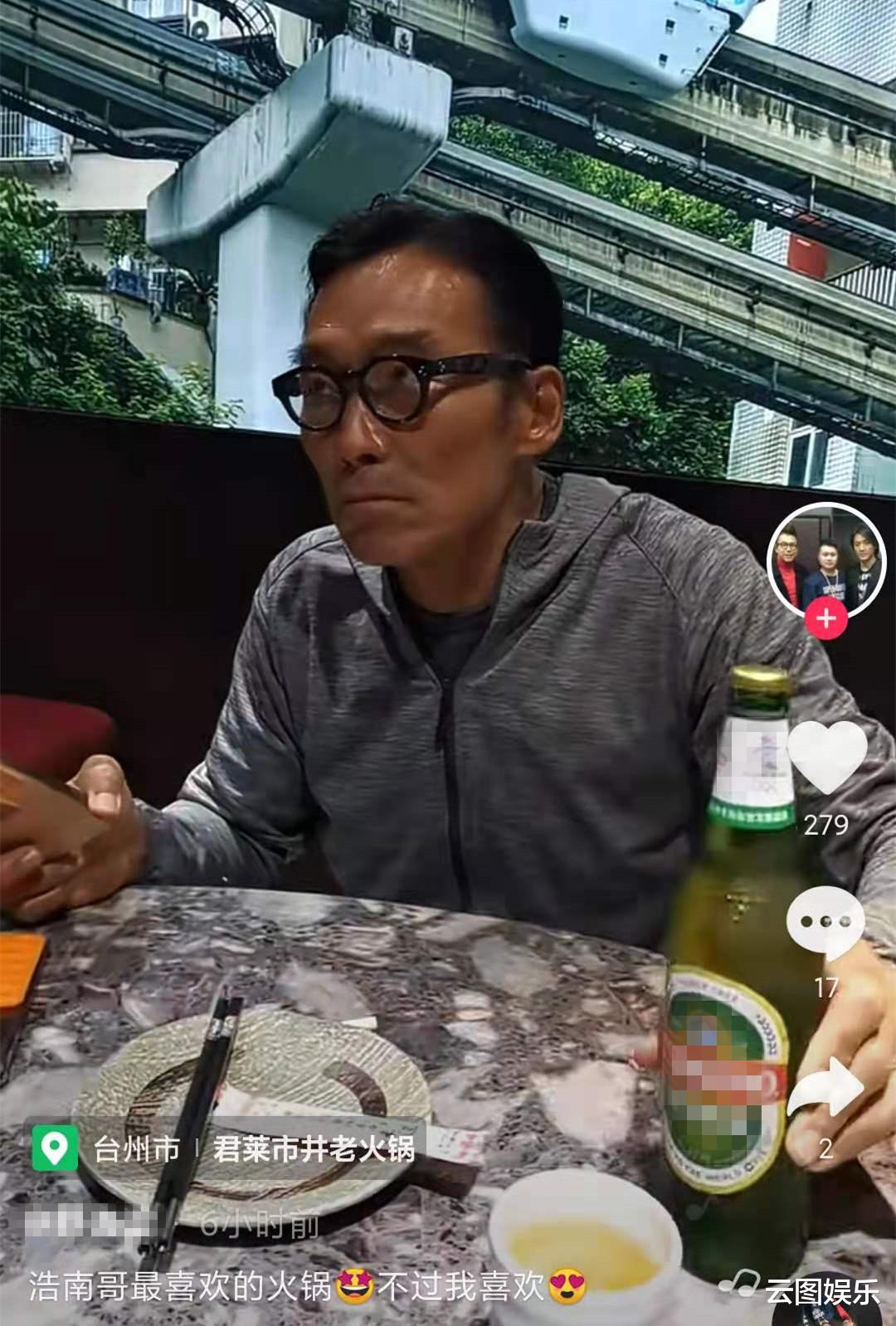 吴磊|郑浩南现身餐馆,夏天穿外套吃麻辣火锅,喝5元国产啤酒接地气