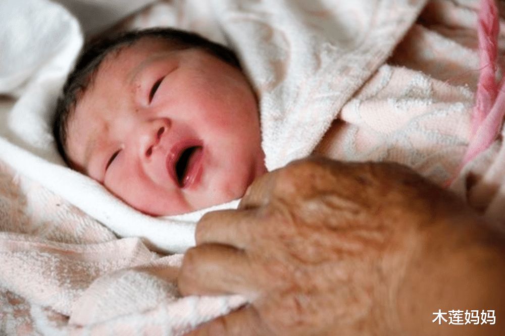 木莲妈妈|娃小时候都是和谁一起睡的？别不信，和父母一起睡的孩子更幸福！