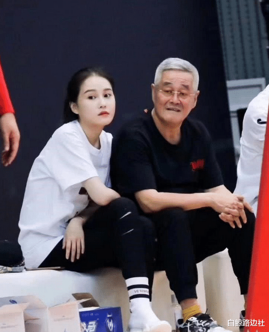 赵本山|赵本山准女婿炫富？送球球名牌东北三件套，价格数万被嘲华而不实