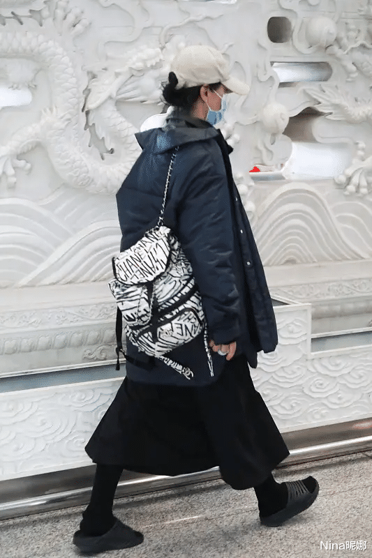 周迅|周迅佛系过猛！冬天双穿棉袄配半身裙赶飞机，脚下黑色凉拖太抢镜