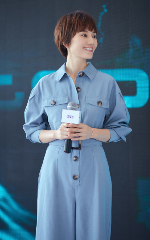 何有强|袁泉真没“明星架子”，白色卫衣配牛仔裤简单舒适，朴素自然