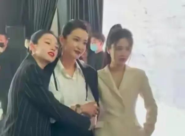 周冬雨|李冰冰压轴红毯孙俪变陪衬！杨幂挎刘诗诗超帅，周冬雨被宠成女儿太幸福