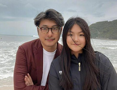 王诗龄|王岳伦晒和女儿合照，王诗龄又漂亮了，王岳伦状态却略显沧桑