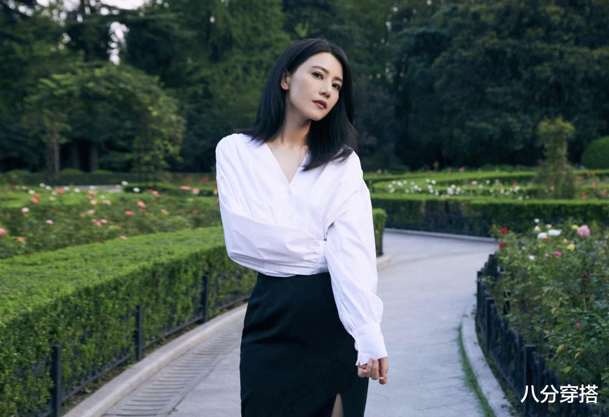 八分穿搭|高圆圆又美了，黄色针织衫配半身裙甜美减龄，同框赵又廷一脸幸福