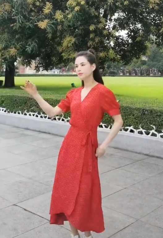 美人哒|李若彤这身材太棒了!穿背心裙走机场,肌肉紧致有型没有年龄痕迹