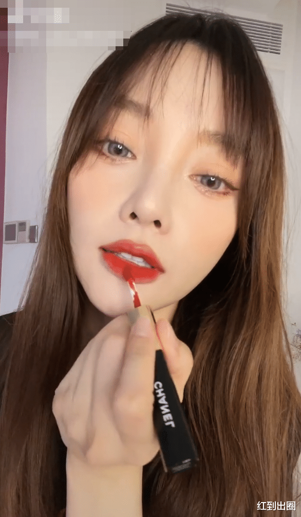 李小璐|李小璐被传和PGone复合后首现身！在家抹红唇跳辣舞，腰围绝了