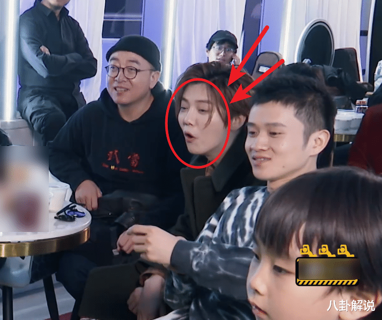 孔雪儿|孔雪儿与王晨艺在台上跳舞，看鹿晗的反应，快把表情控制一下吧！