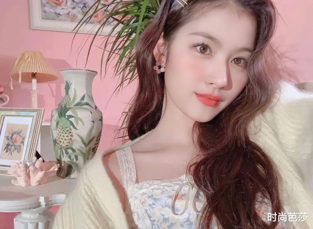 腮红|一个回眸就炸上了热搜，她凭什么？