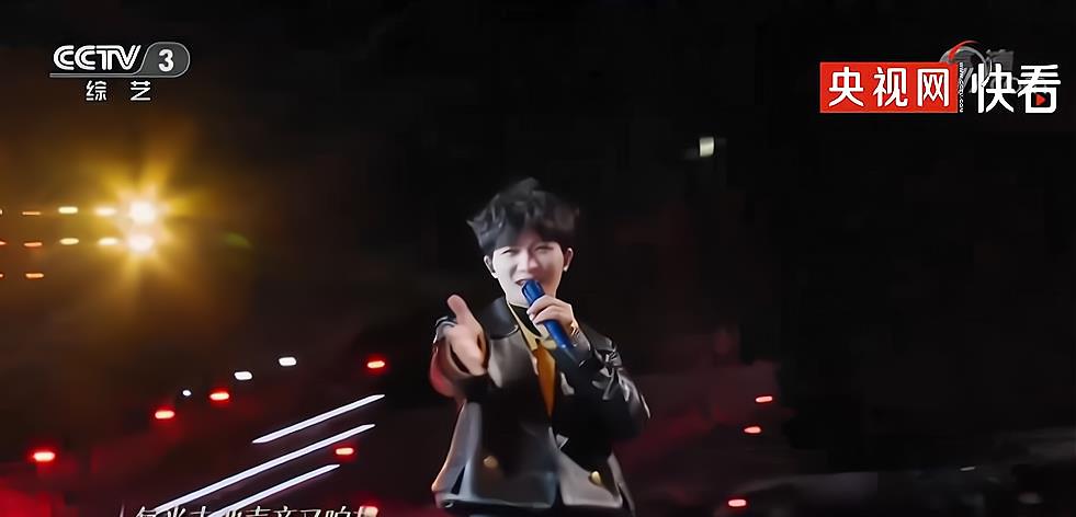 周深|《央视启航》跨年晚会，周深翻唱摇滚，点燃冬日激情，嗨爆全场！