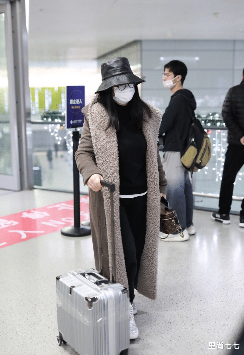 杨紫|王岳伦离婚后变好爸爸，带女儿海边踏浪，王诗龄穿风衣快胖成水桶