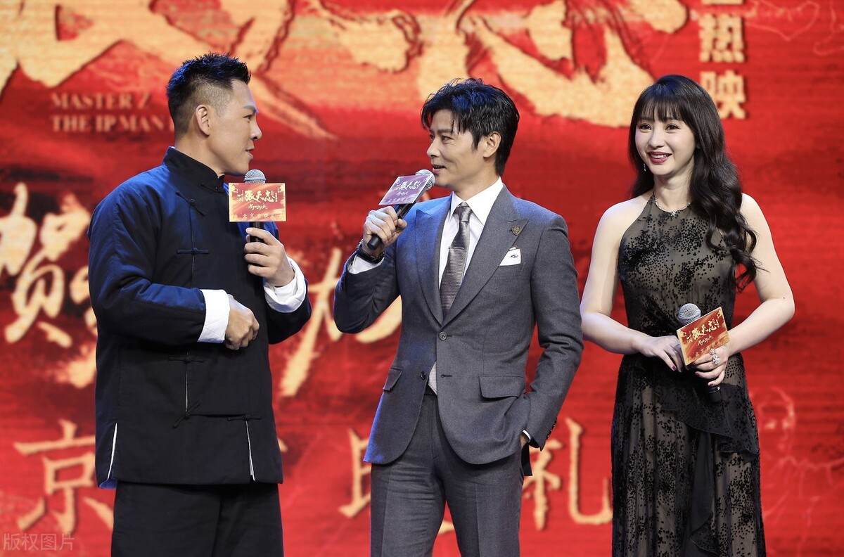 士兵突击|柳岩晒主持人证，神色骄傲为此感到自豪，如今已转行很可惜