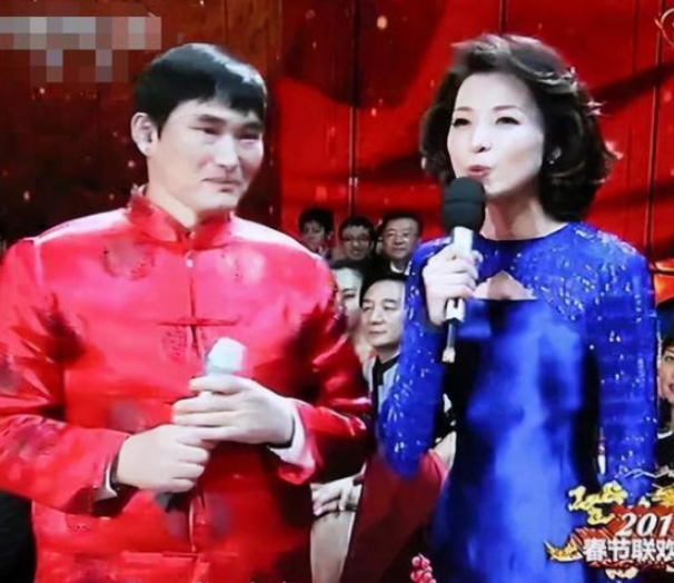 朱之文|网传大衣哥将要上今年春晚，知名导演发声：他能上，我跪着走！