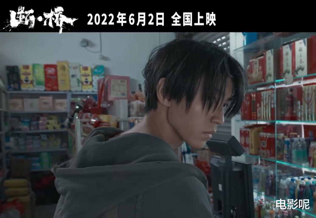 王俊凯|《断桥》定档端午，王俊凯手铐吸睛，坠落瞬间粉丝直呼太心疼