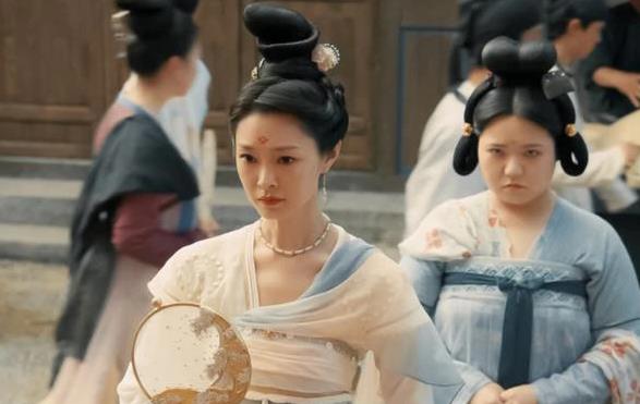 黄轩|《风起洛阳》：王一博假正经，宋茜苦瓜脸，黄轩耍帅，越看越尴尬