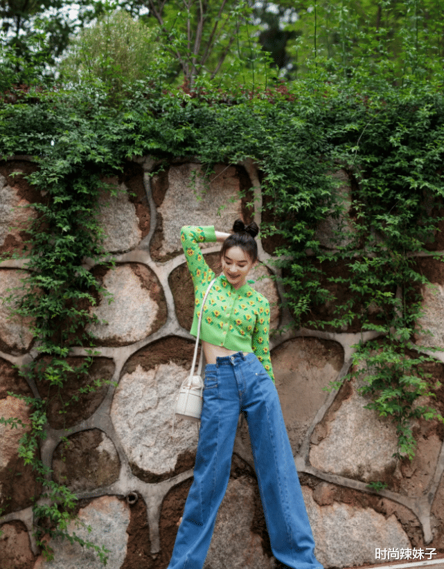 |袁姗姗“米奇”发型火了，太阳花炫腹装秀蛮腰，俏皮减龄大秀马甲线