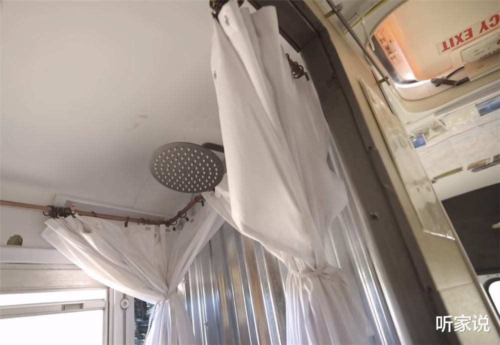 单亲妈妈买下2004年旧校车，带4个孩子在27㎡车内住1年，也是服了