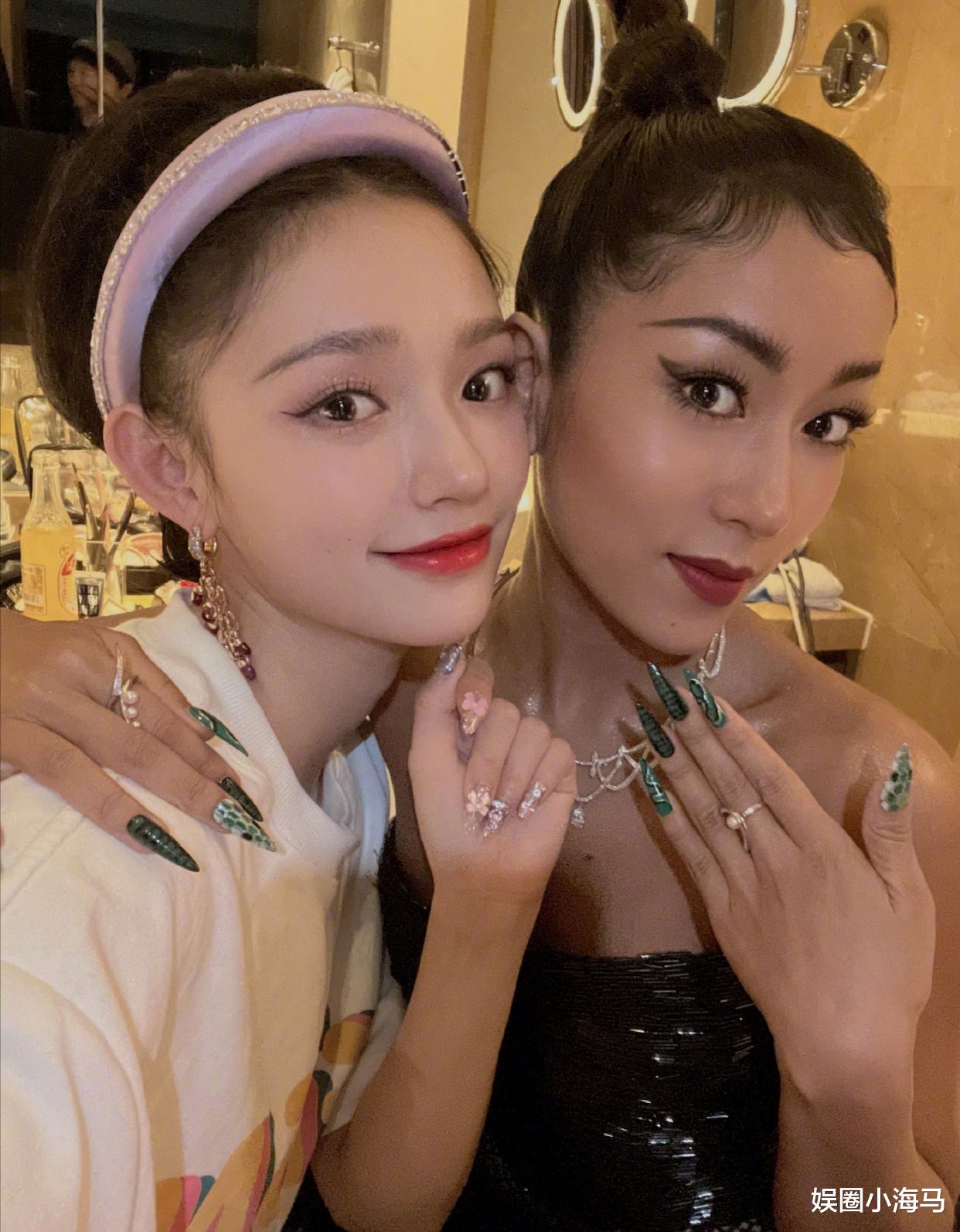 张歆艺|吉克隽逸帮林允做美甲，手臂暴露真实肤色，脱离美白滤镜后是真黑